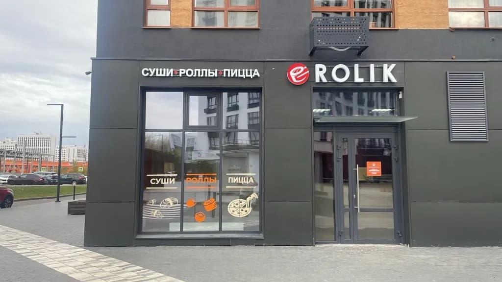 Современный фасад точки ROLIK: суши, роллы и пицца