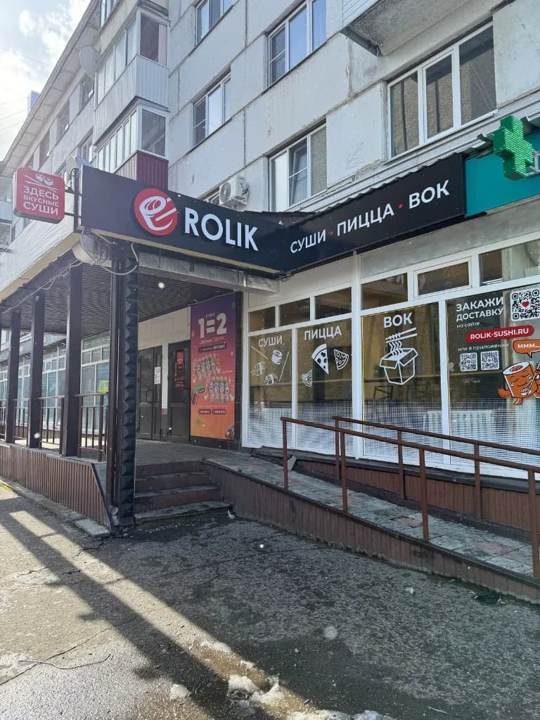 Витрина точки ROLIK: суши, пицца и вок